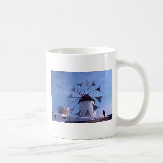 Mann durch eine Mykonos Windmühlen-Tasse Tasse (Rechts)