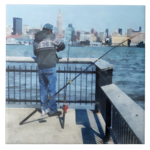 Mann fischt vom Hoboken Pier Fliese