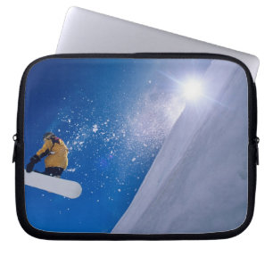 Mann fliegt auf einem Snowboard durch die Luft mit Laptopschutzhülle