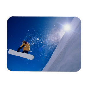 Mann fliegt auf einem Snowboard durch die Luft mit Magnet