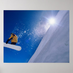 Mann fliegt auf einem Snowboard durch die Luft mit Poster