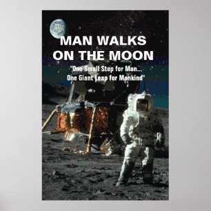 Mann geht auf dem Mond Astronaut und Erde im Weltr Poster