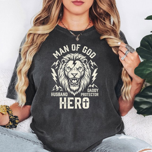Mann Gottes Löwe Ehemann Vater Beschützer Held T-Shirt (Von Creator hochgeladen)