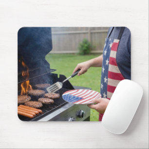 Mann grillt Burger und Hot Dogs Mousepad