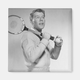 Mann hält Tennisschläger Magnet
