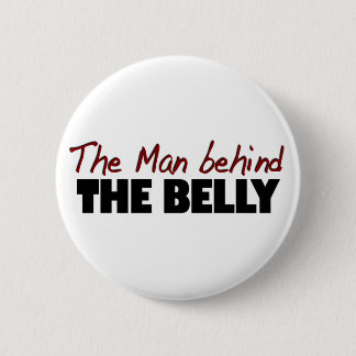 Mann hinter dem Bauch Button