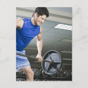 Mann im Fitnessstudio, große Barbarei hochheben, f Postkarte