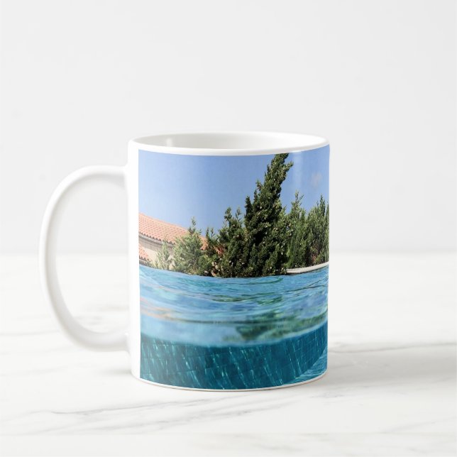 Mann im Schwimmbad am Morgen Kaffeetasse (Links)