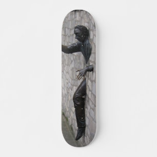 Mann in Paris Skateboard