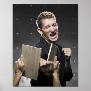 Mann in übenden Kampfkünsten eines schwarzen Poster