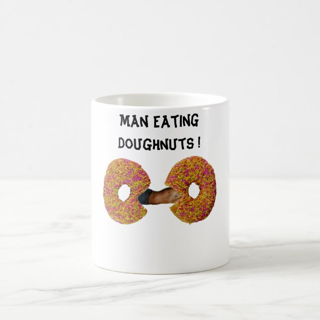 Mann isst Doughnut ! Kaffeetasse (Mittel)