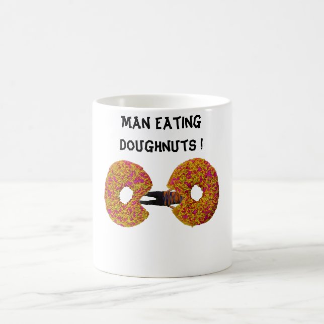 Mann isst Doughnut ! Kaffeetasse (Mittel)