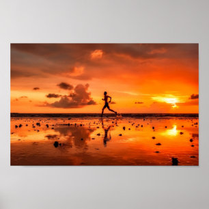 Mann läuft am Strand bei Sonnenuntergang Poster