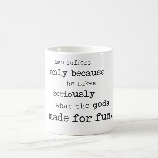 Mann leidet, weil er ernst den Spaß nimmt Verwandlungstasse (Mittel)