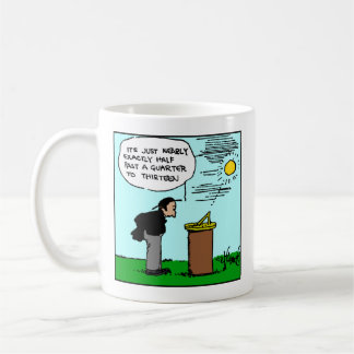 Mann liest eine Sonnenuhr-Tasse (Rube Goldberg-Kun Tasse