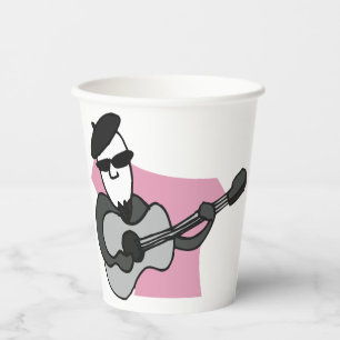 Mann mit Barett, der akustische Gitarre spielt Pappbecher