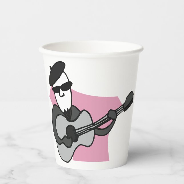 Mann mit Barett, der akustische Gitarre spielt Pappbecher (Vorderseite)