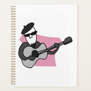Mann mit Barett, der akustische Gitarre spielt Planer