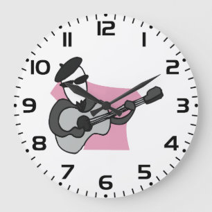 Mann mit Barett spielt akustische Gitarre Große Wanduhr