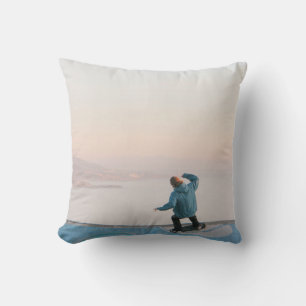 Mann mit blauem Skateboarding an der Wand am Stran Kissen