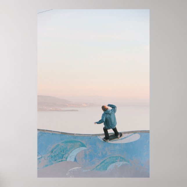 Mann mit blauem Skateboarding an der Wand am Stran Poster (Vorne)