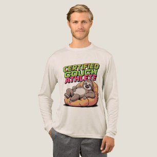 Mann mit einem langlebig geschliffenen Shirt und e