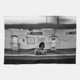 Mann mit Einkaufstüten in der U-Bahn (Chatelet) Geschirrtuch