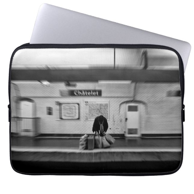 Mann mit Einkaufstüten in der U-Bahn (Chatelet) Laptopschutzhülle (Vorderseite)