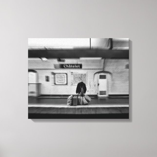 Mann mit Einkaufstüten in der U-Bahn (Chatelet) Leinwanddruck (Vorderseite)