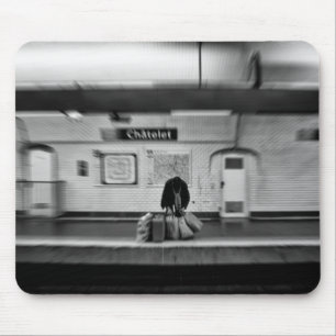 Mann mit Einkaufstüten in der U-Bahn (Chatelet) Mousepad