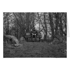 Mann mit flacher Kappe auf Bankkarte