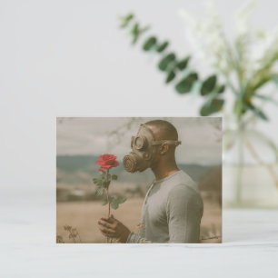 Mann mit Gasmaske und roter Rose apokalyptisch Postkarte
