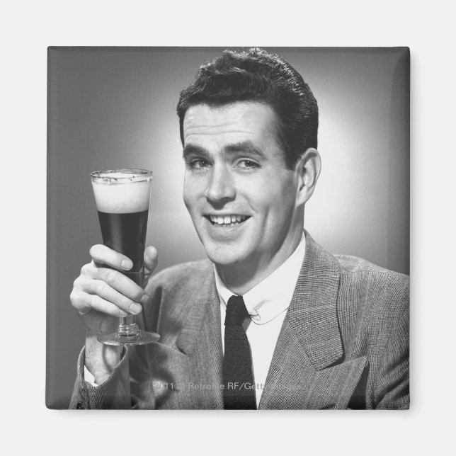 Mann mit Glas Bier im Studio B&W Magnet (Vorne)