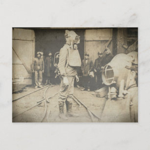 Mann mit Sauerstoffhelm in einem Kohlebergwerk Postkarte