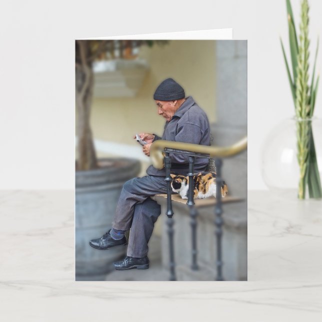 Mann mit seiner Katze - Lesen der Zeitung Karte (Vorderseite)