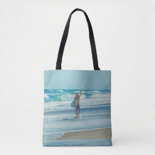 Mann mit Surfbrett am Strand