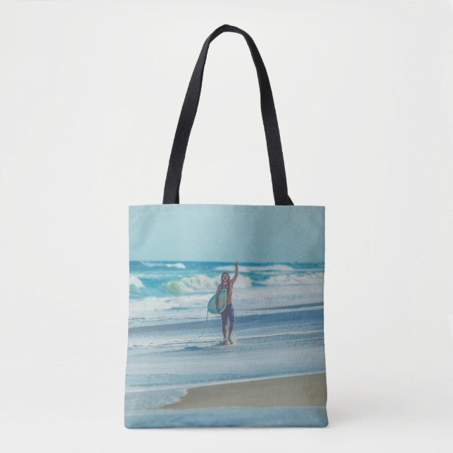 Mann mit Surfbrett am Strand (Vorderseite)