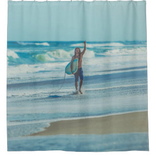 Mann mit Surfbrett am Strand Duschvorhang
