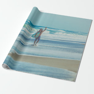 Mann mit Surfbrett am Strand Geschenkpapier