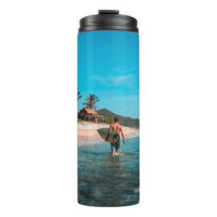 Mann mit Surfbrett im Wasserkörper Thermosbecher