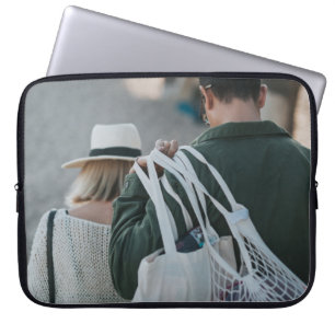 Mann mit weißen Taschen