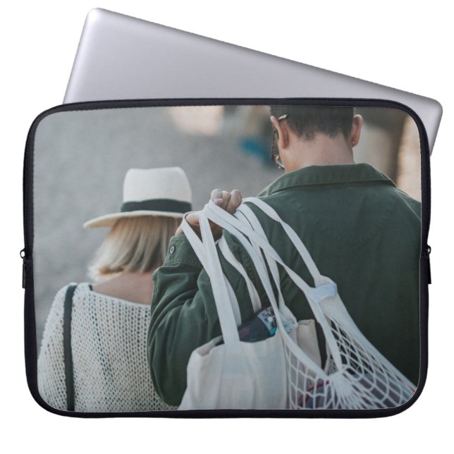 Mann mit weißen Taschen (Vorderseite)