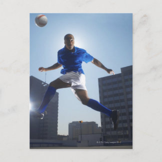 Mann prallt mit dem Fußball auf den Kopf Postkarte