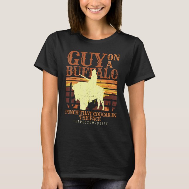 Mann reitet Büffel-Opossum Possee Grafik Meme T-Shirt (Vorderseite)
