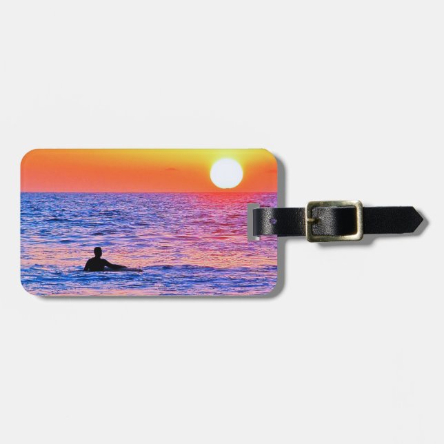 Mann sieht sich das Gepäckanhänger bei Sonnenunter (Vorderseite horizontal)