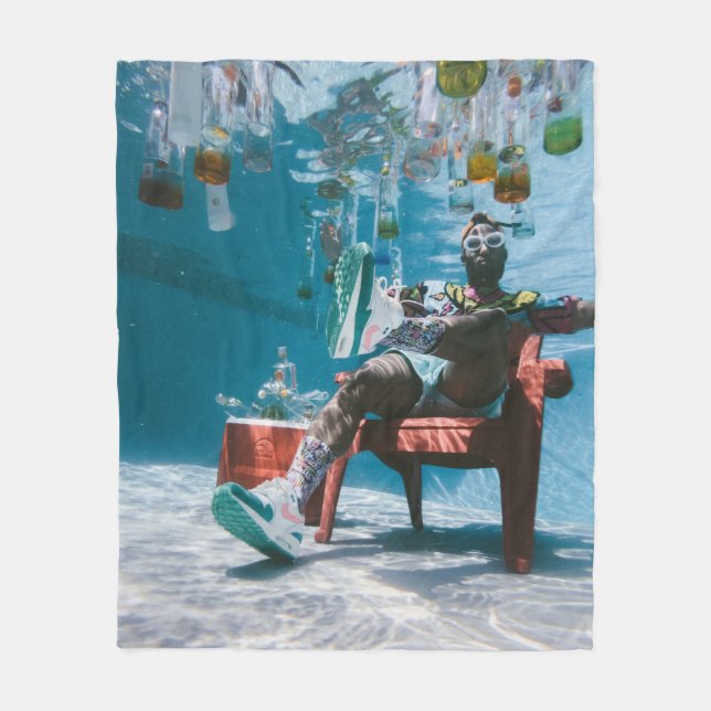 Mann sitzt auf Stuhl unter Wasser mit schwimmendem Fleecedecke (Vorderseite)