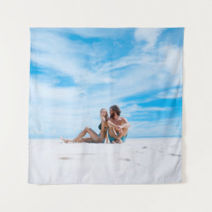 Mann sitzt neben der Frau in schwarzem Bikini-Ober Wandteppich