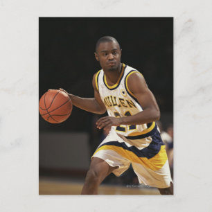 Mann spielt Basketball 2 Postkarte