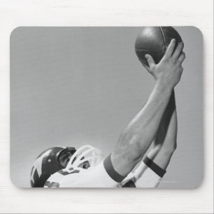 Mann spielt Fußball Mousepad