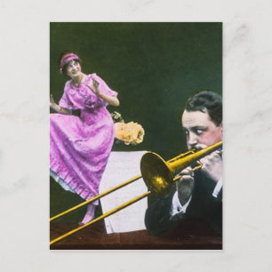 Mann spielt Posaune Flapper tanzt auf dem Tisch Postkarte